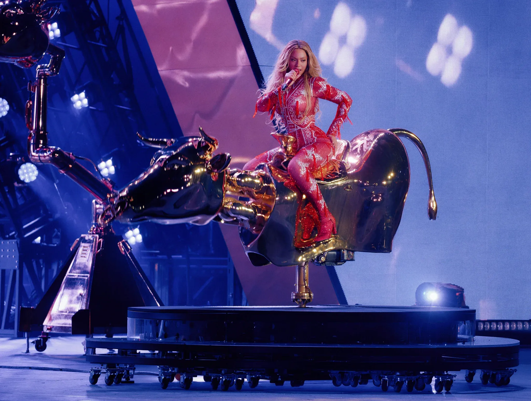 Beyoncé Cowboy Carter Tour, "Tyrant" mechanical bull and UR20 bull bot